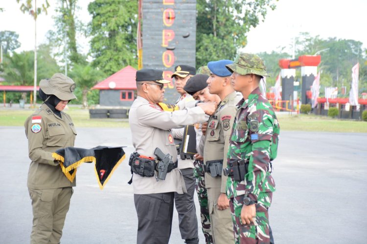 Kapolri Beri Penghargaan Pin Emas Kepada Prajurit TNI dan Anggota Polri yang terhabung dalam Satgas Operasi Damai Cartenz 2023