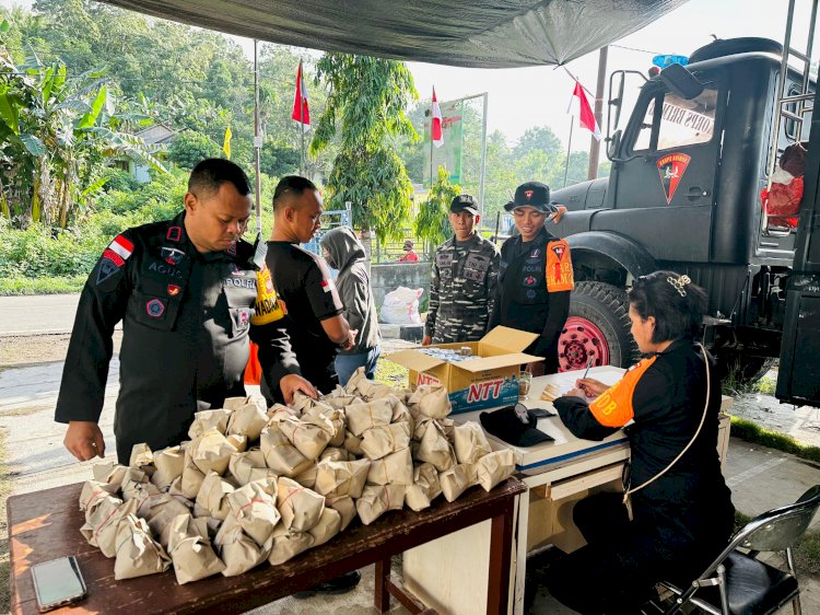 Brimob Polda NTT Sediakan Dapur Lapangan untuk Korban Erupsi Gunung Lewotobi.