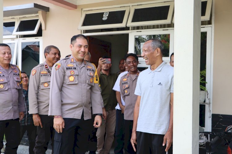 Wujud Kepedulian, Kapolres Ende Jenguk Anggonya yang Sakit