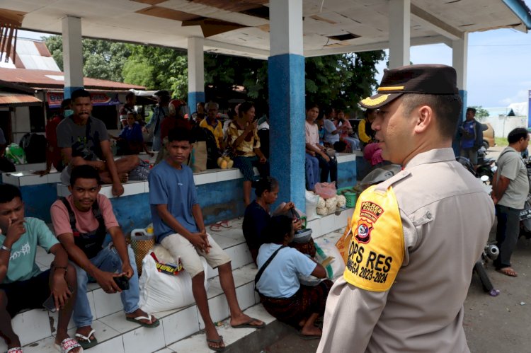 Jumat Curhat Kapolres Ende Mendengar dengan Mendatangi Langsung Masyarakat di Tempat Keramaian