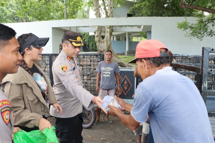 Jumat Curhat Kapolres Ende Mendengar dengan Mendatangi Langsung Masyarakat di Tempat Keramaian