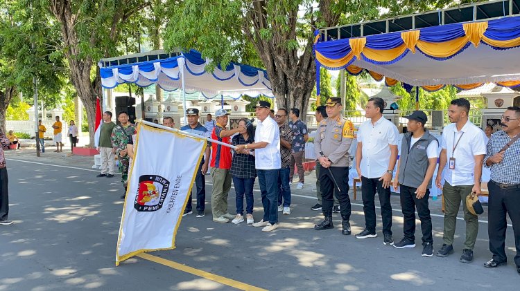 Kapolres Ende Bersama Forkopimda dengan Resmi Melepas Pendropingan Logistik Pemilu Tahun 2024 dari Lapangan Pancasila Ende