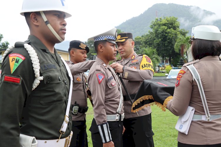 Apel Gelar Pasukan Operasi Ketupat Turangga 2024, Kapolres Ende Bacakan Amanat Kapolri Kepada Peserta Apel