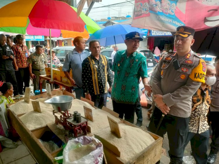 Pastikan Harga Sembako Stabil Jelang Idul Fitri, Kapolres Ende Bersama Forkopimda Lakukan Sidak di Pasar Mbongawani