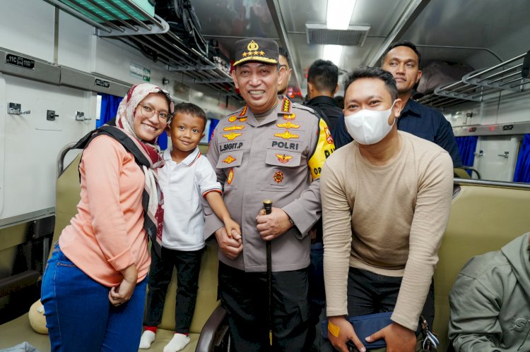 Kapolri Pastikan Pemudik Terlayani dengan Baik Saat Tinjau Stasiun Pasar Senen