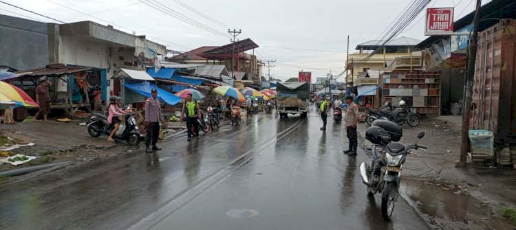 Operasi Ketupat Turangga 2024, Personil Polres Ende Lakukan Pengaturan Lalin di Pusat Perbelanjaan Masyarakat