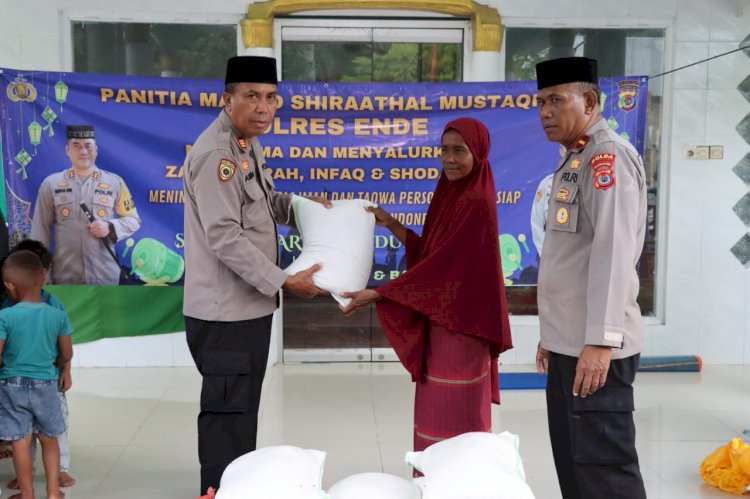 Polres Ende Salurkan Zakat Fitrah Kepada Masyarakat yang Berhak Menerimanya