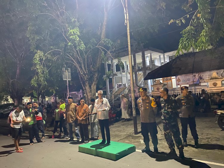 Gabungan Personil Polres Ende Amankan Kegiatan Pawai Takbiran oleh PHBI Ende dalam Rangka Menyambut Hari Raya Idul Fitri 1 Syawal 1445 H