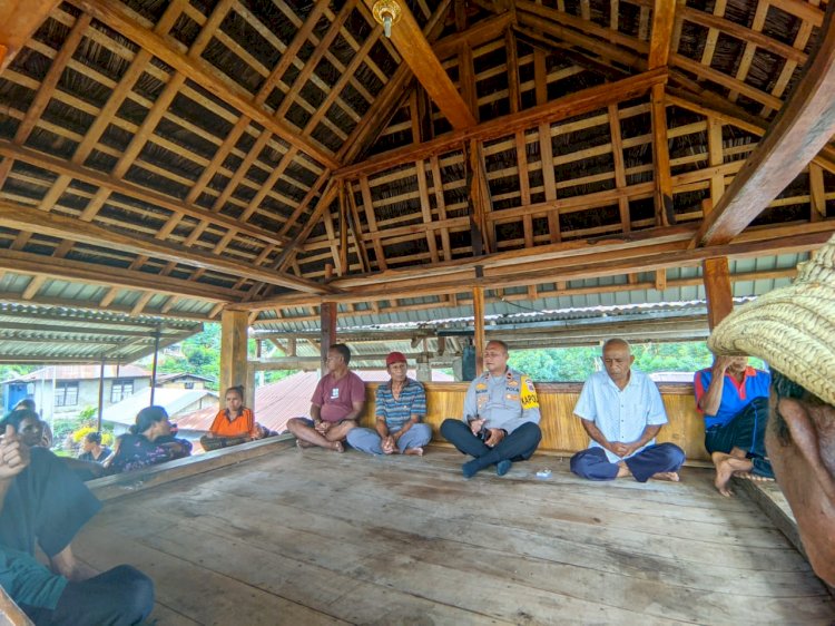 Masyarakat Dusun 2 Pemo Desa Wolosoko Mengapresiasi kegiatan Jumat Curhat yang di Lakukan Oleh Kapolsek Wolowaru