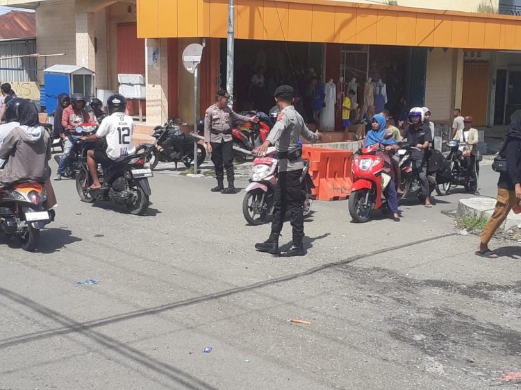 Jelang Idul Fitri 1446 H, Personel Polres Ende Lakukan Pengaturan Lalu Lintas di Titik Rawan Kemacetan