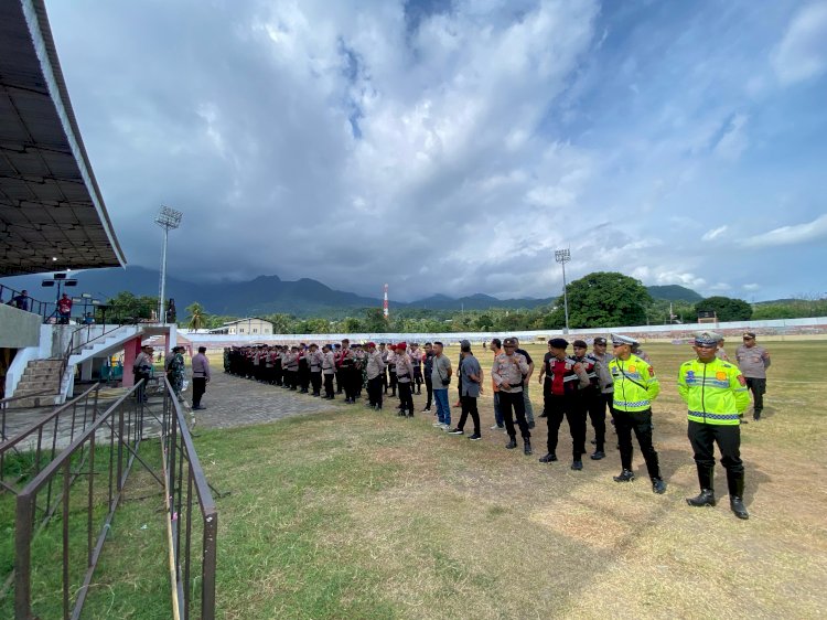 Berikan Rasa Aman Kepada Masyarakat, Gabungam Personel Polres Ende Lakukan Pengamanan Sepakbola Gerindra Cup Antar Kelurahan