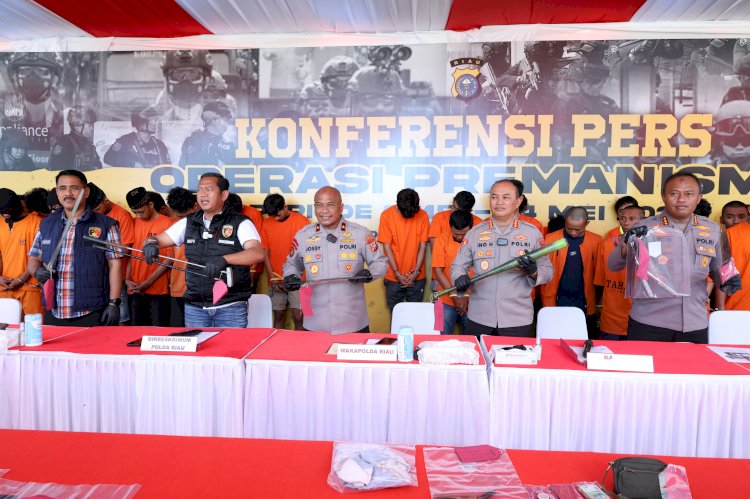 POLDA RIAU KONFERENSI PERS PENGUNGKAPAN KASUS PREMANISME/KEJAHATAN JALANAN HASIL OPERASI PEKAT LANCANG KUNING 2025