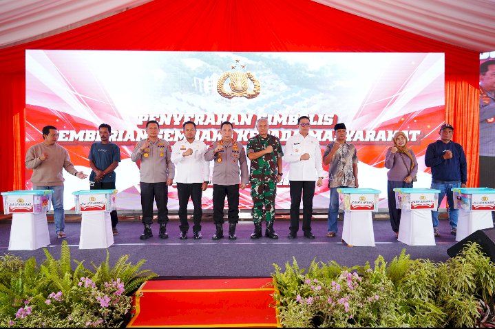Hadiri Ground Breaking Asrama Polresta Samarinda, Kapolri Bagikan Sumur Bor-Sembako ke Warga