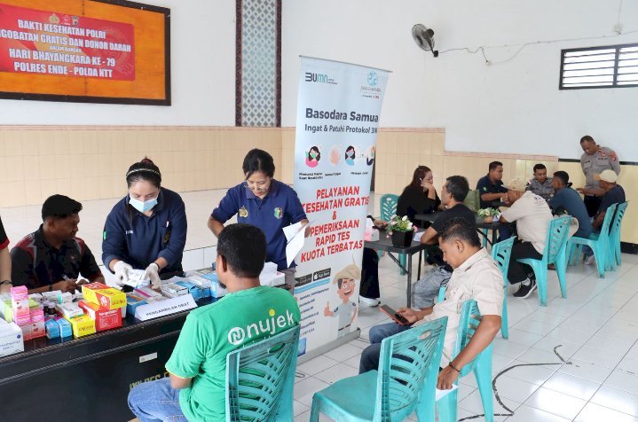 Kapolres Ende Pantau Langsung Pengobatan Gratis untuk Pengemudi Ojek dan Angkutan Umum Dalam Rangka Hari Bhayangkara ke -79