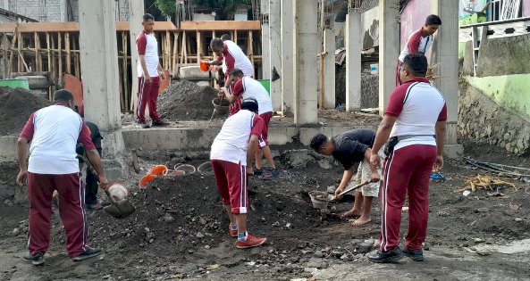 Sambut Hari Bhayangkara ke-79, Polres Ende Polda NTT Gelar Bakti Sosial Bersihkan Tempat Ibadah