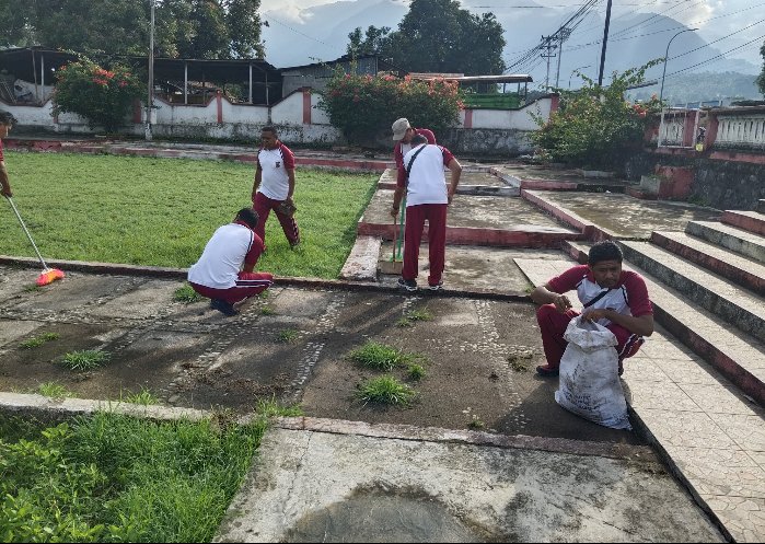 Personel Polres Ende Polda NTT Bersihkan Taman Makam Pahlawan Maribhara dalam Rangka Hari Bhayangkara ke-79