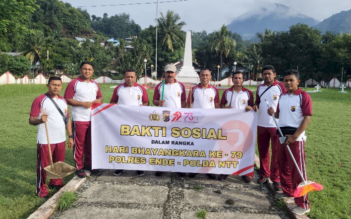 Personel Polres Ende Polda NTT Bersihkan Taman Makam Pahlawan Maribhara dalam Rangka Hari Bhayangkara ke-79