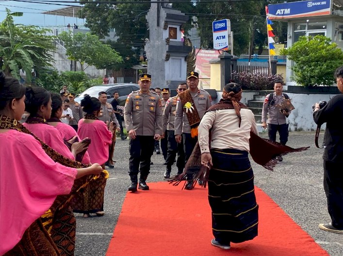 Tiba Di Polres Ende, Wakapolda NTT Disambut Tarian Adat “Wanda”