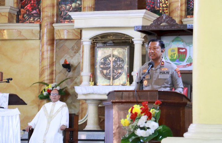 Wakapolda NTT Hadiri Ibadah Misa Minggu Pagi di Gereja Katedral Ende, Sampaikan Pesan Damai Dan Program Bantuan Sosial Hari Bhayangkara ke-79