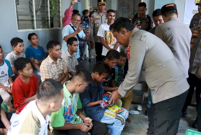 Wakapolda NTT Kunjungi Panti Asuhan Bhakti Luhur Ende, Berikan Bantuan Sosial kepada Anak-Anak