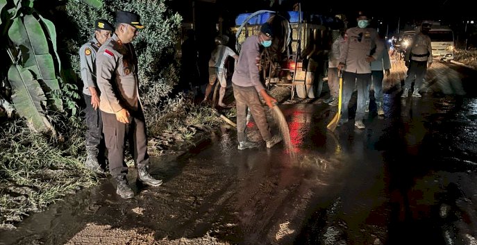 Polsek Wulanggitang Sigap Bersihkan Jalan dari Abu Vulkanis Demi Keselamatan Pengendara