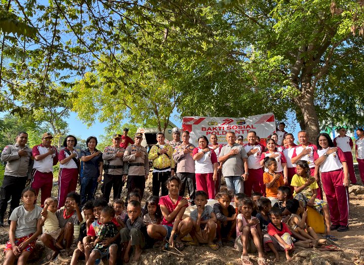 Polri Untuk Masyarakat: Biro Logistik Polda NTT Salurkan Air Bersih untuk Warga Pemulung di Pasir Panjang