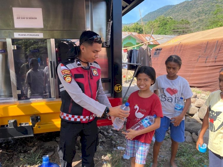 Polri Untuk Masyarakat: Polda NTT Distribusikan Air Bersih ke Posko Pengungsian Erupsi Gunung Lewotobi