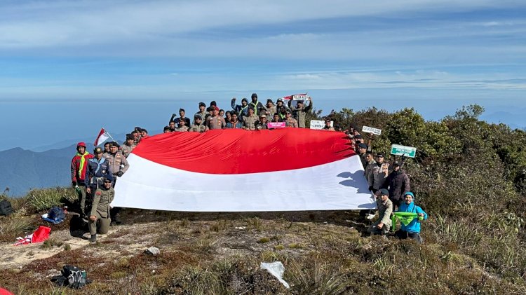 Tim Ekspedisi Hari Bhayangkara Bentangkan Bendera Merah Putih di Puncak Gunung Leuser