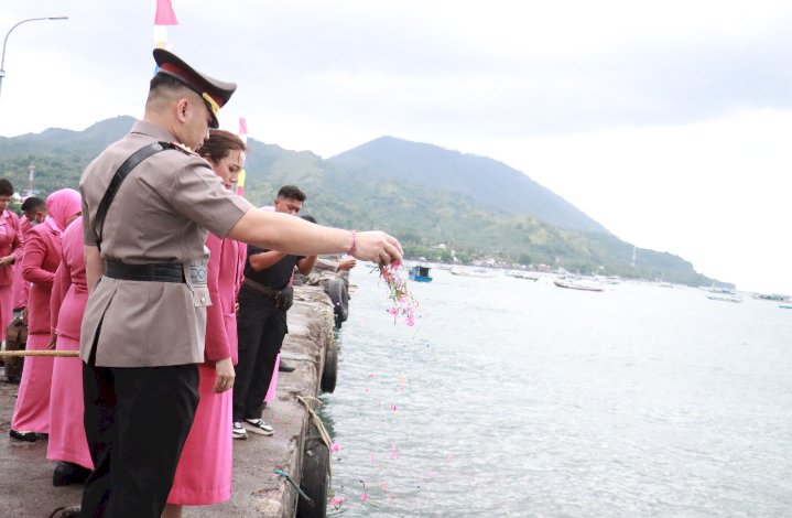 Sambut Hari Bhayangkara ke-79, Polres Ende Polda NTT Gelar Upacara Tabur Bunga di Pelabuhan Bung Karno