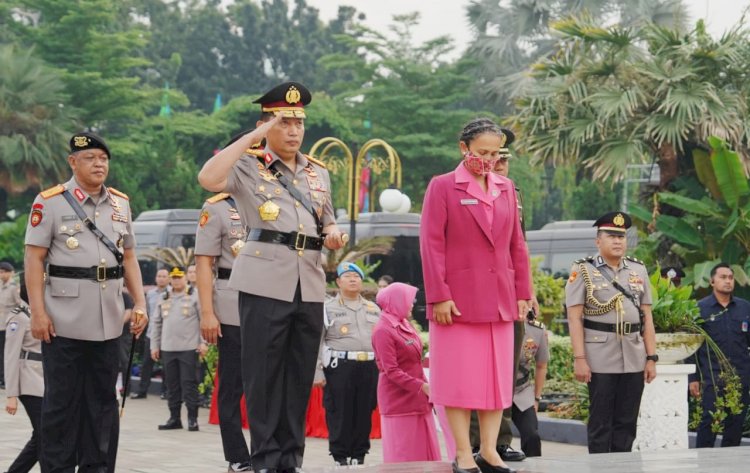 Jelang Hari Bhayangkara, Kapolri Ziarah ke Makam BJ Habibie hingga Hoegeng