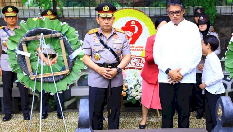 Peringati Hari Bhayangkara ke-79, Kapolri Ziarah ke Makam Jenderal Hoegeng: Teladan Integritas dan Pengabdian