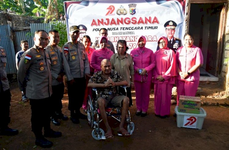 Polri Untuk Masyarakat, Kapolda NTT Irjen Pol. Rudi Darmoko Berikan Bantuan Kursi Roda untuk Angota yang Derita Penyakit Menahun