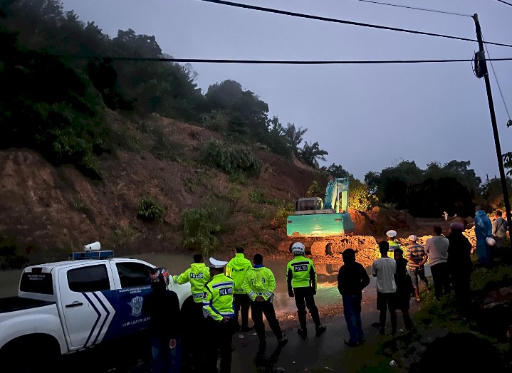 Polri Untuk Masyarakat : Polres Ende dan Instansi Terkait Sigap Tangani Longsor di Jalan Ende - Maumere