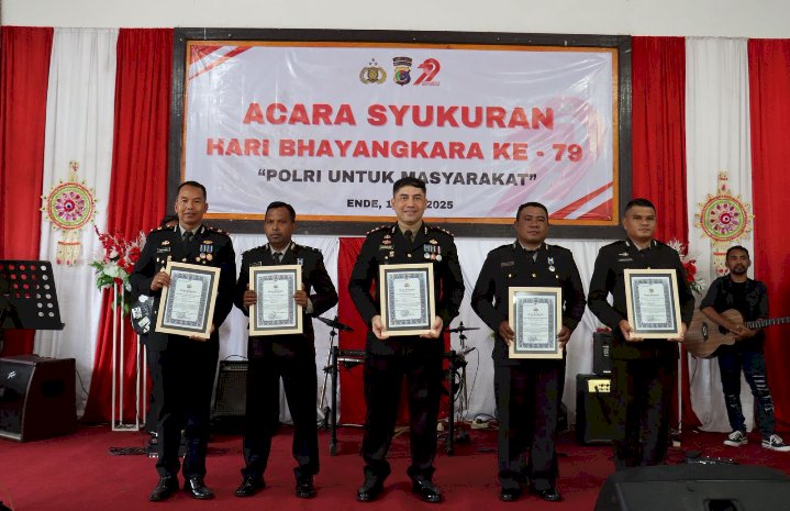Momen Hari Bhayangkara ke-79, Kapolres Ende Beserta Sejumlah Personel Polres Ende Terima Penghargaan dari Kapolda NTT