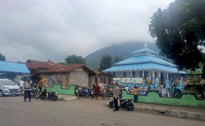 Polres Ende Laksanakan Pengamanan Sholat Jum'at, Beri Jaminan Rasa Aman kepada Warga