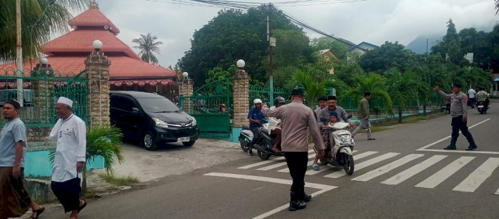 Polres Ende Laksanakan Pengamanan Sholat Jum'at, Beri Jaminan Rasa Aman kepada Warga