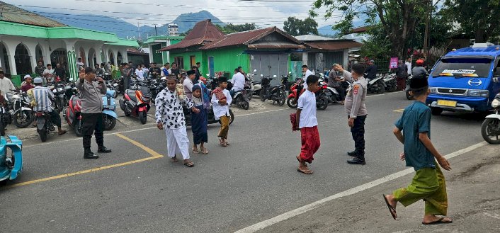 Polres Ende Laksanakan Pengamanan Sholat Jum'at, Beri Jaminan Rasa Aman kepada Warga
