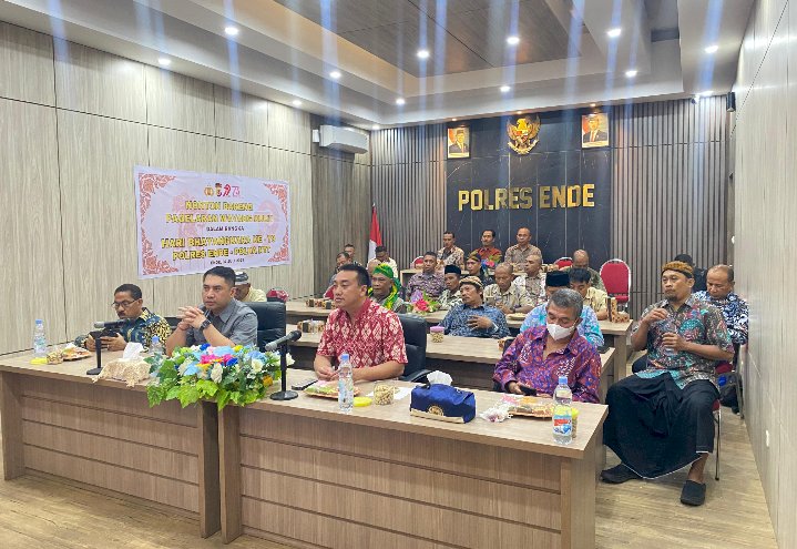 Polres Ende Gelar Nonton Bareng Wayang Kulit dalam Rangka Hari Bhayangkara ke-79