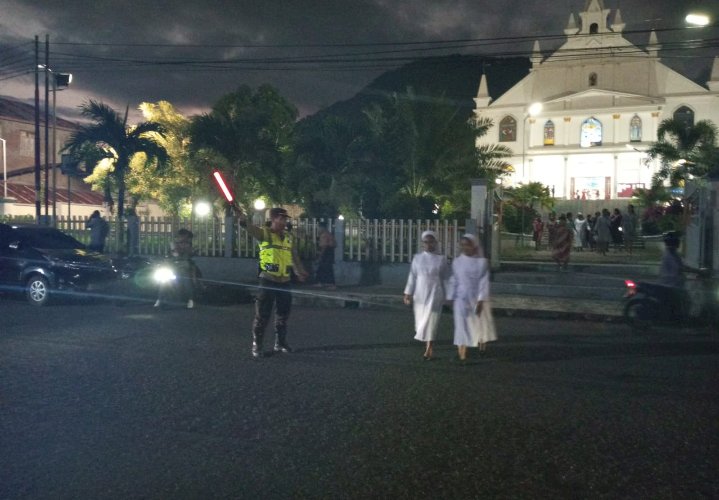 Polri untuk Masyarakat : Polres Ende Amankan Kegiatan Ibadah Misa di Wilayah Hukum Polres Ende