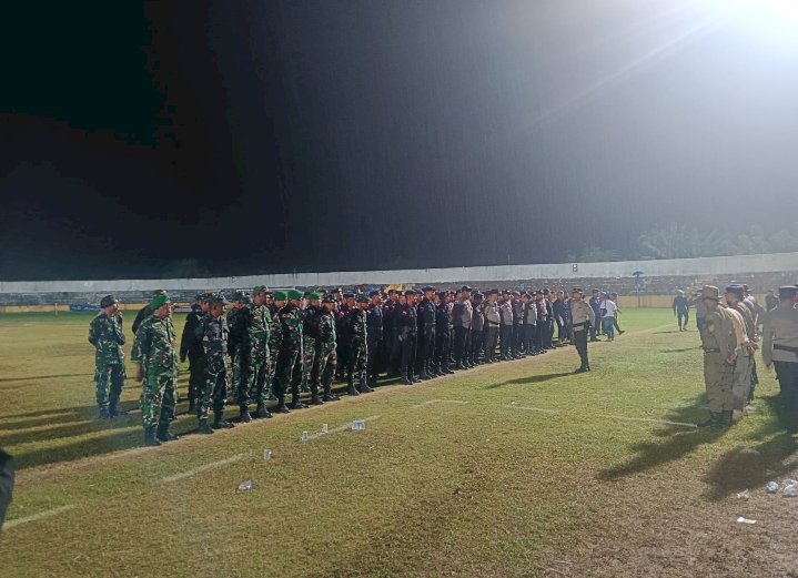 Meski Diguyur Hujan, Petugas Gabungan Tetap Sigap Amankan Semifinal Pertama Bupati Ende Cup 2025