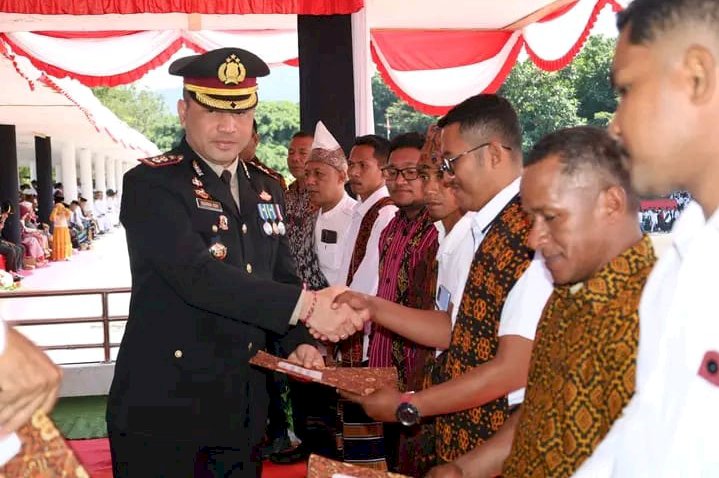 Kapolres Ende Serahkan SK Badan Hukum Koperasi Merah Putih Usai Upacara HUT RI ke-80