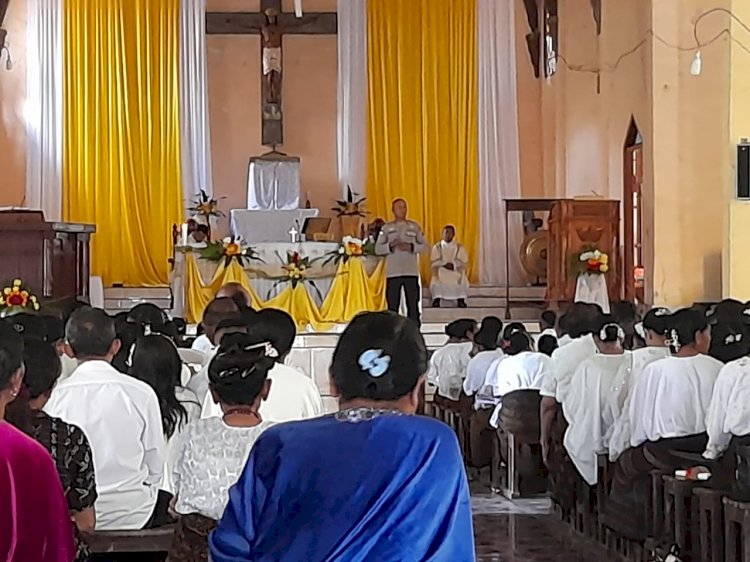 Kapolsek Wolowaru Berikan Himbauan Kamtibmas Saat Misa Komuni Pertama di Gereja Sta Maria Imacculata Jopu