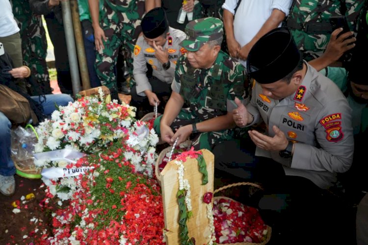Hadiri Pemakaman Affan Kurniawan di TPU Karet Bivak, Kapolda Metro Sampaikan Permohonan Maaf