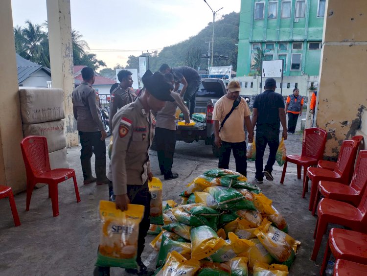 Polres Nagekeo-Polda NTT Salurkan Bantuan Beras Warga Terdampak Banjir Bandang di Mauponggo