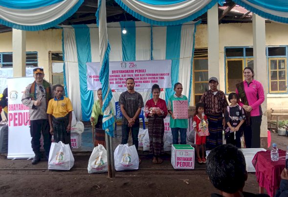 Polres Ende dan Bhayangkari Cabang Ende Gelar Bakti Sosial di Daerah Pelosok