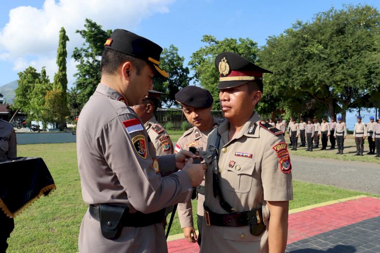 Polres Ende Gelar Sertijab Kapolsek Pulau Ende, Kapolres Ende Ingatkan Berikan Pelayanan Terbaik kepada Masyarakat