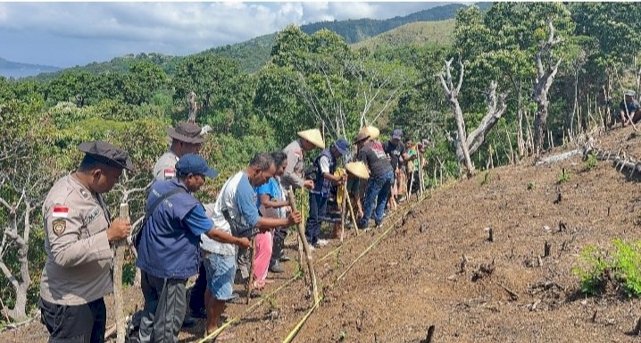 Terjang Jalur Ekstrim, Polsek Ndona Jalankan Misi Swasembada Jagung