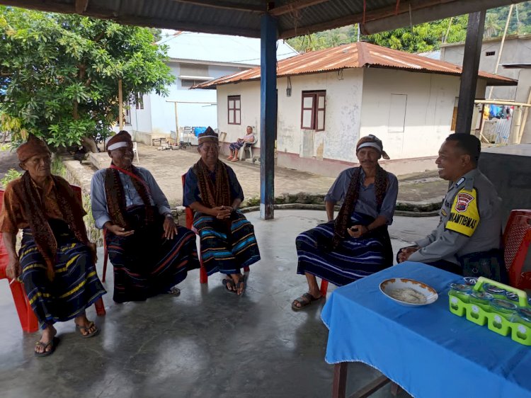 Bhabinkamtibmas Onekore Ajak Tokoh Adat Waspada Cuaca Ekstrem dan Tangkal Hoax