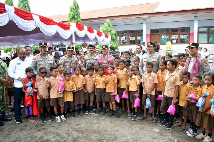 Wakapolri Bersama Perwakilan Akpol 90 Dhira Brata Resmikan Sumur Bor dan Serahkan Bantuan untuk 2.983 Warga Pengungsi Lewotobi di Huntara II Konga