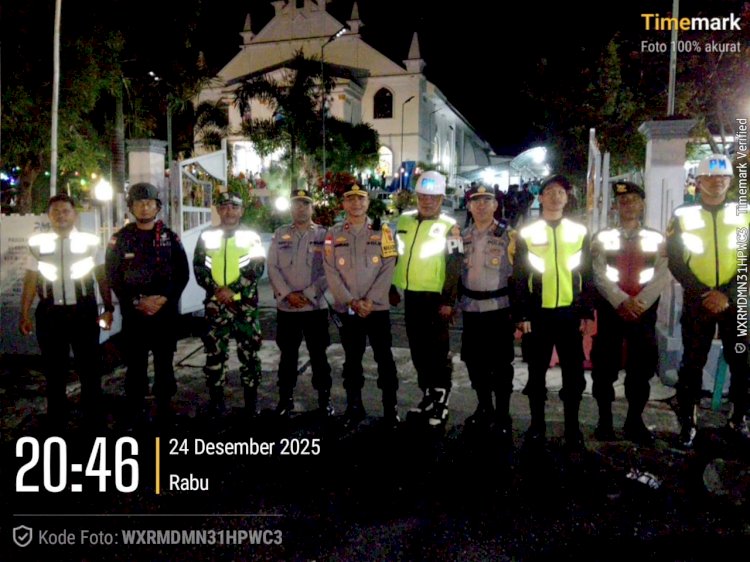Pastikan Masyarakat Beribadah Malam Natal Aman, Wakapolres Ende Pantau Langsung Pengamanan Gereja